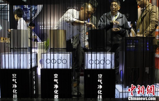 3月19日，在上海舉行的2013中國家電博覽會上，空氣凈化器吸引了眾多參觀者的目光。隨著霧霾天氣頻現，空氣凈化産業成為大眾關注的焦點，空氣凈化器也隨之成為市場的新寵。中新社發 湯彥俊 攝