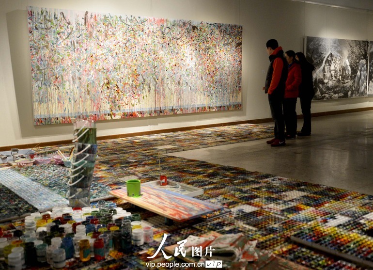 參觀者在欣賞一組名為《淹沒NO•1》的藝術作品。