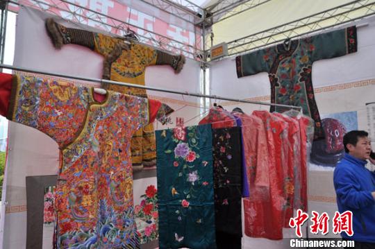 4月5日，2013河北省旅遊商品博覽會展出的保定地方特色産品定興刺繡。　呂子豪　攝