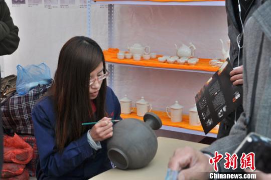 4月5日，2013河北省旅遊商品博覽會展出的邯鄲魏縣花布印染特色産品。　呂子豪　攝