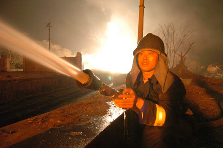 2004年12月9日，蔣愛兵在黑石鋪液化石油氣洩露爆炸火災現場對著火洩露的液化氣罐進行冷卻