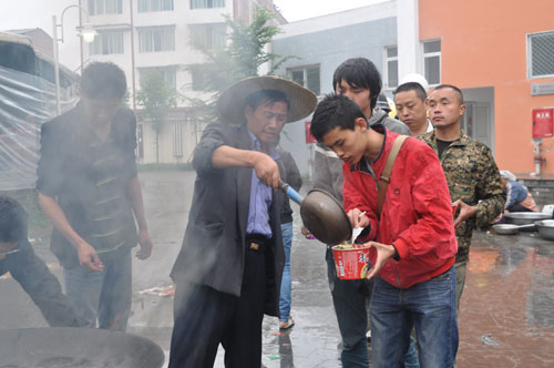 為了讓救援隊伍吃上口熱飯，唐世昌他們從地震第一天開始每天做上幾十桶麵條、米粥，提供給前來救援的官兵、志願者和媒體。記者伍婷婷 攝