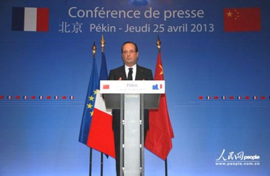 2013年4月25日，法國總統奧朗德在北京四季酒店舉行新聞發佈會。 攝影：人民網記者  單薇