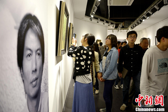 “上海•江蘇油畫名家邀請展”于4月26日上午在書畫之鄉江蘇無錫開幕，畫展吸引了諸多無錫市在校大學生前來一睹大師名作。李一芳 攝