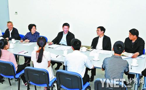 習近平在天津職業技能公共實訓中心與高校畢業生、失業人員、農村富餘