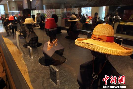 6月2日，觀眾被展出的“金帽子”吸引。中新社發 泱波 攝