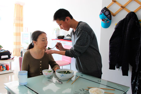 徐飛在給媽媽喂飯