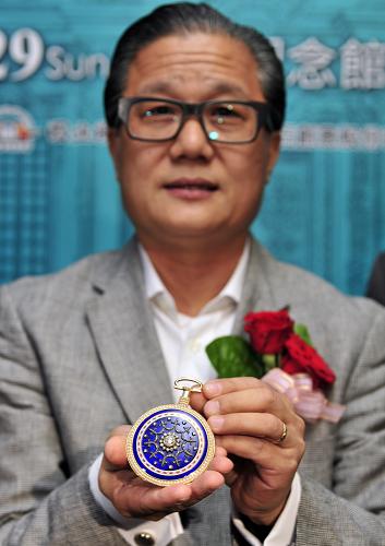 6月21日，收藏家在“圓明園特展”台北預展上展示其所收藏的“乾隆御用鍍金鑲珍珠寶石西洋懷錶”，該懷錶為圓明園流失文物之一。