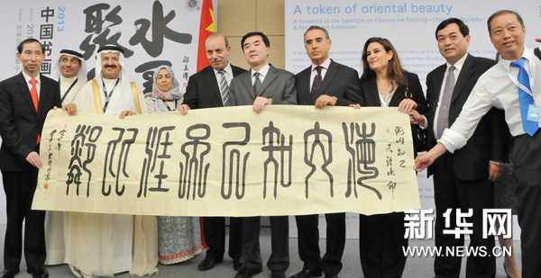 6月25日，在巴林麥納麥，中國畫家向巴林友人贈送中國書法作品。新華網圖片 王波 攝
