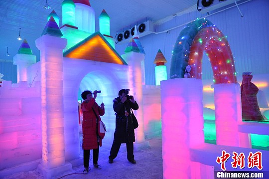 1日，邯鄲市永年廣府古城冰雕館正式開館，該館成為河北省首家集廣府主題冰雕展、哈爾濱冰雕精品展、冰上兒童樂園為一體的室內冰雪遊樂場。馬繼前 攝