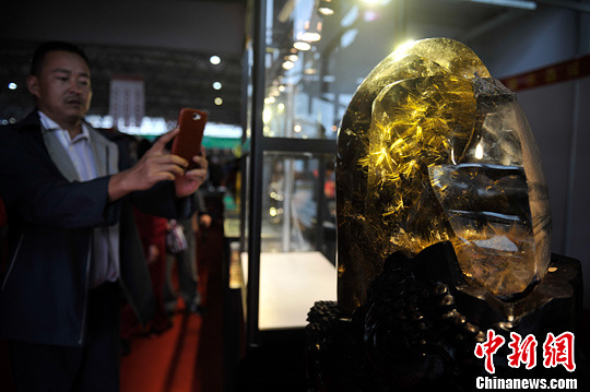 7月11日，一塊鈦晶花原石亮相2013中國昆明泛亞石博覽會。中新社發 劉冉陽 攝