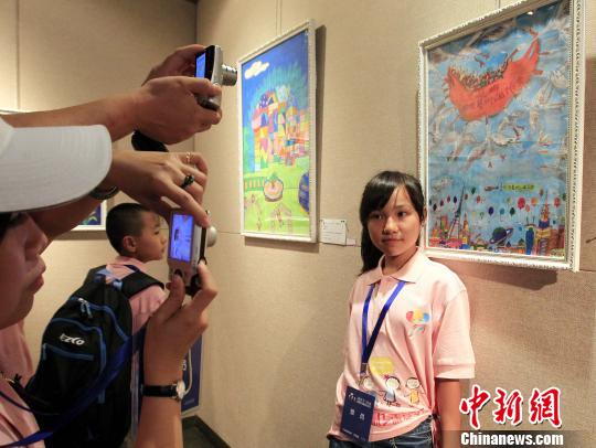 台灣小學生周靜義在自己的作品前留影。 潘索菲　攝