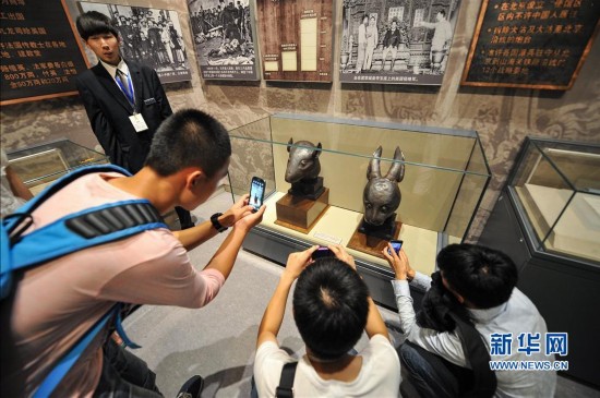 7月18日，遊客在鼠首兔首前參觀拍照。