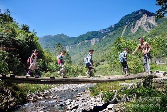 劉坤賢自己掏錢在門前的小河上修了一座橋，每天他就在這裡杵著拐杖，接送山裏的孩子們。