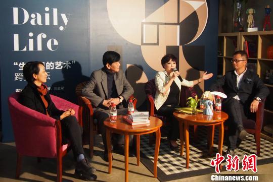 11月1日，“生活中的藝術”論壇在北京舉行，香港知名主持人查小欣（右2 ）與藝術家向京（左1）、收藏家馬躍（左2）、劉晨軍從不同角度探討了藝術與生活的關係。　鄭巧　攝