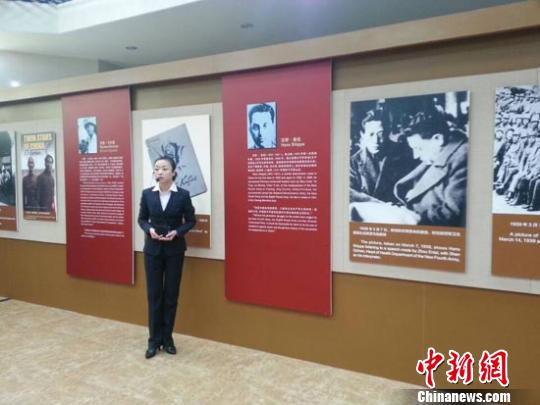 紅星照耀中國——外國記者眼中的中國共産黨人”展覽將於12月2日在甘肅省檔案館向社會公眾開放。圖為：講解員介紹外國記者的生平以及他們來中國採訪的手稿、文字作品、報刊、著作等。　徐雪　攝