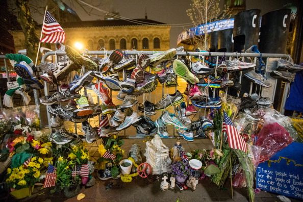 人們用鮮花和跑鞋表達對2013年波士頓馬拉松賽中遇難者的哀思和眷戀