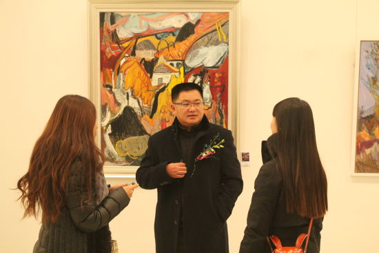 畫家楊繼鋒和媒體記者交流自己作品