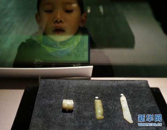 12月24日，一位小朋友在杭州良渚博物院觀賞玉器展品。