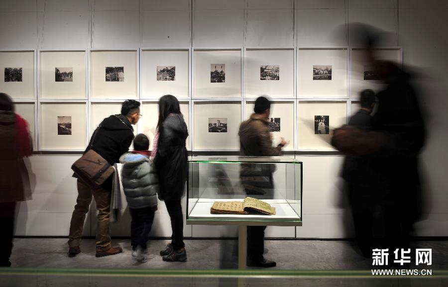 12月28日，市民在展覽現場參觀虔貞女校的各種史料。