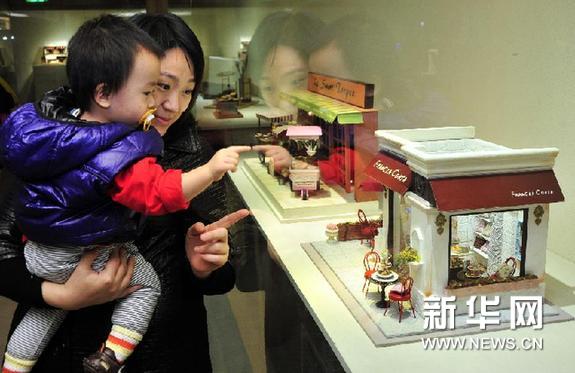     1月4日，觀眾觀看台灣藝術家簡沛琳的作品《小巴黎法式甜點店》。新華網圖片 吳景騰 攝