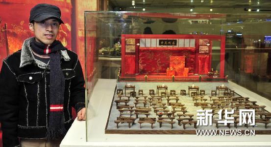     1月4日，大陸藝術家西樹與他創作的電影《霸王別姬》微景觀戲臺合影。新華網圖片 吳景騰 攝