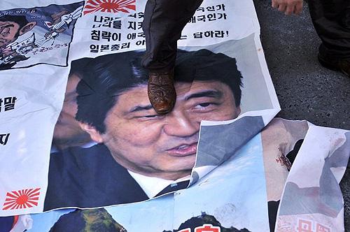 2013年12月27日，韓國民眾在日本駐首爾大使館外舉行示威活動，強烈抗議安倍晉三參拜靖國神社。（圖片來源：環球網）