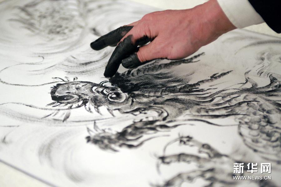   （2）1月9日，指墨藝術家李聰揚現場創作《龍在港》。