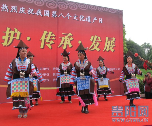 來自田間地頭的苗家姑娘表演的《苗族蘆笙舞》