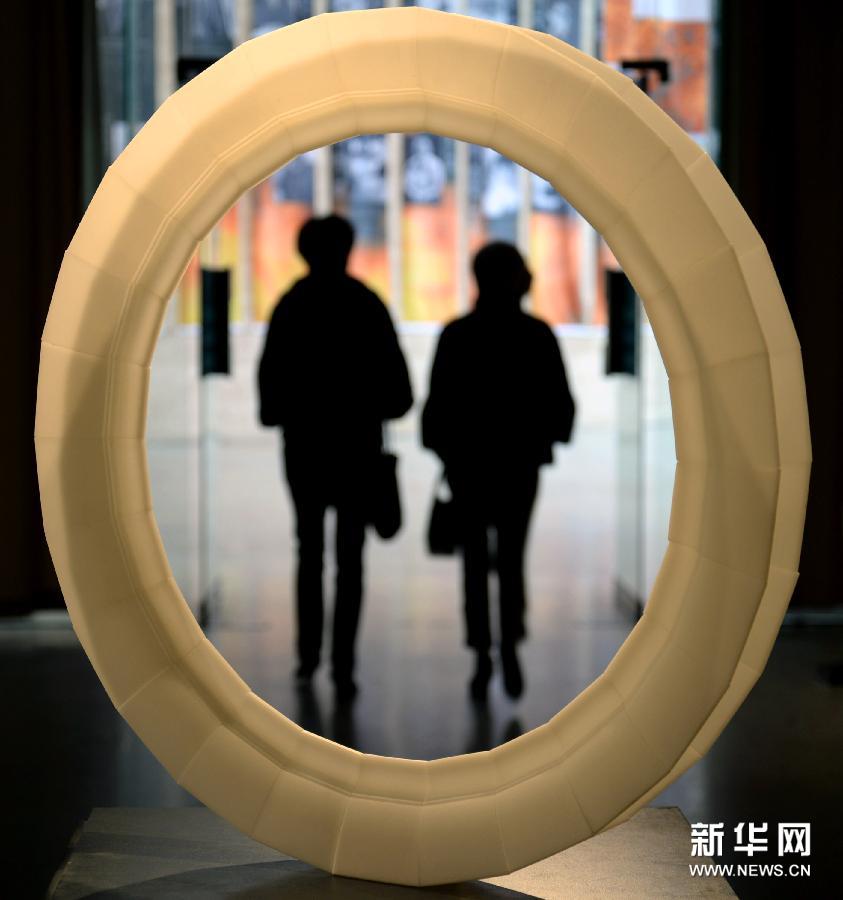  （4）1月13日，在杭州中國美術學院美術館，參觀者在欣賞玻璃藝術作品。　　