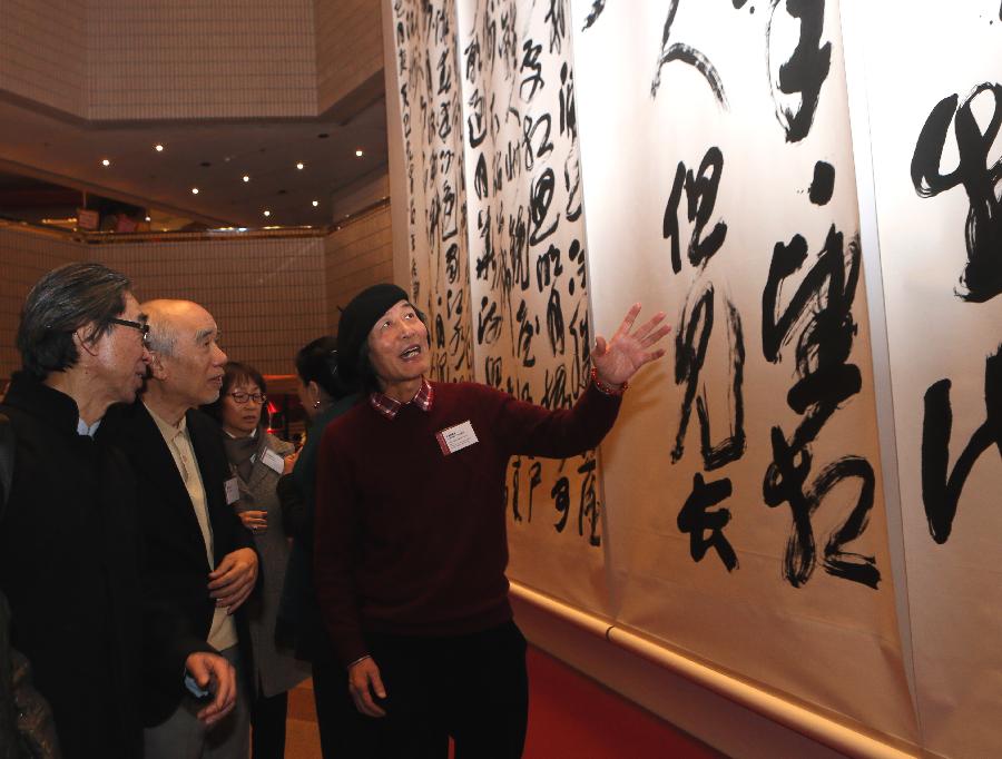  （2）1月21日，王冬齡（右）向嘉賓介紹他創作的大型書法作品《春江花月夜》。