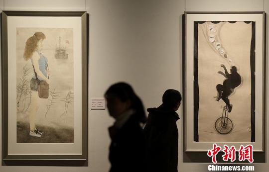 觀眾被展出的中國畫作品吸引。泱波　攝