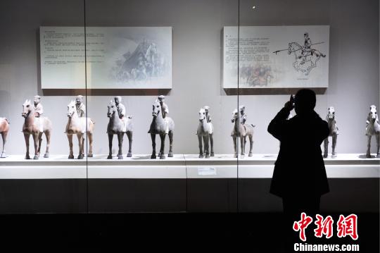 《驍騰萬里——中國古代馬文化展》26日于陜西歷史博物館開幕，此次展出匯集了中國歷代與馬相關的文物精品150余件。　張遠　攝