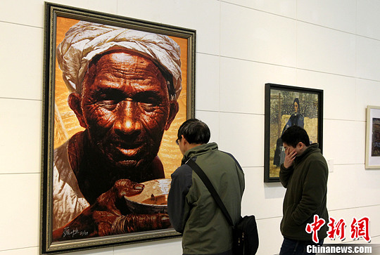圖為重慶美術館內，羅中立的《父親》版畫首次在渝展出吸引市民參觀。周毅 攝