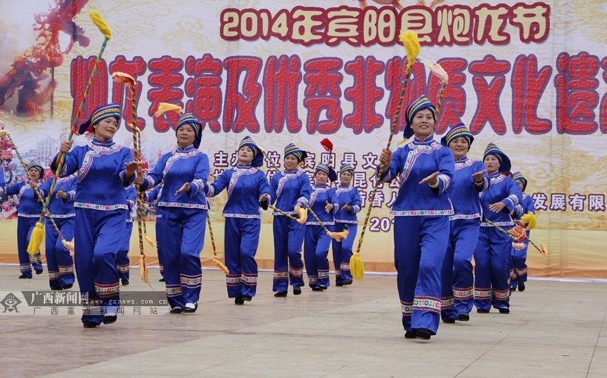     2月9日上午，2014年賓陽縣炮龍節炮龍表演及優秀非物質文化遺産展演在賓陽縣文化廣場拉開大幕。