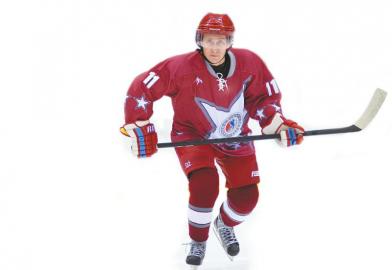 普京在索契打冰球備受矚目。