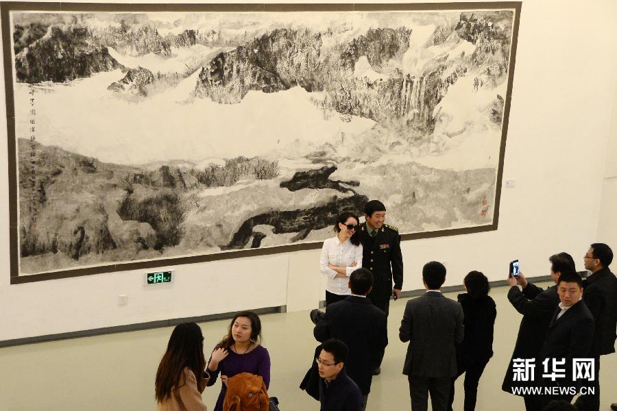    （1）3月6日，觀眾在欣賞長白山畫派油畫作品。