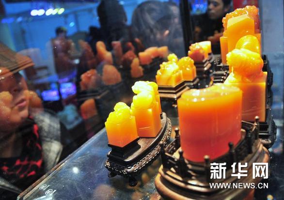     3月7日，市民觀看産自印度尼西亞的金田黃雕件。新華網圖片 鄧華 攝