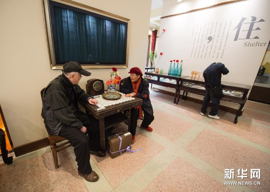 （1）3月11日，69歲的沈安磐（左）和66歲的劉昕坐在參展的民國時期老傢具上交談、懷舊。