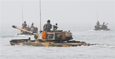 南京軍區某師官兵駕駛兩棲坦克進行海上訓練（圖）