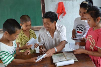 宋祥給學生輔導功課