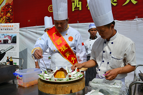 圖三、桂菜大師現場展示高超廚藝