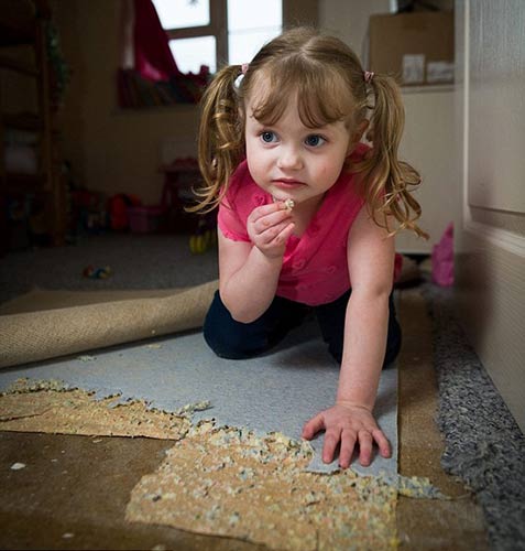 據外媒報道，來自英國劍橋郡的傑西卡·奈特剛滿4歲，但是她卻吃地毯襯墊等傢具成癮。她不僅吃座位上的海綿，就連妹妹的搖擺木馬都不放過。