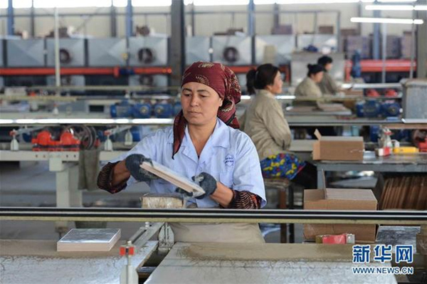 　　這是2017年5月1日，工人在烏茲別克斯坦錫爾河州鵬盛工業園區內的瓷磚生産車間工作。鵬盛工業園區是中國民營企業在烏投資建立的首個中烏合資工業園區。（圖片來源：新華社）