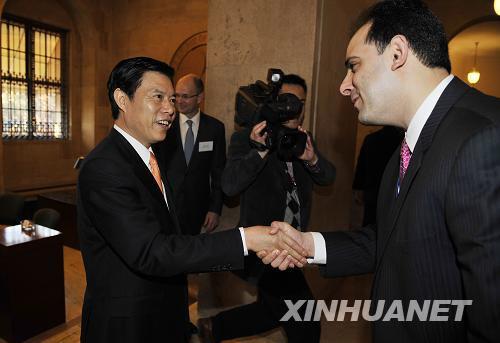 Vice Commerce Minister Zhong Shan begins a 3-day visit to the US today (Wednesday).