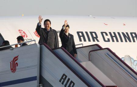 Chen Yunlin (front, L), president of the Chinese mainland's Association for Relations Across the Taiwan Straits (ARATS), and his wife wave to people before leaving for Taiwan, at Beijing airport, China, Dec. 21, 2009. A delegation of ARATS led by Chen Yunlin left Beijing Monday morning for Taiwan for a new round of talks.(Xinhua/Wang Yongji)