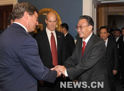 Wu Bangguo discute avec les dirigeants d'un groupe parlementaire américain 