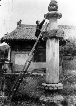 1937年林徽因在山西五台山佛光寺測繪唐代經幢