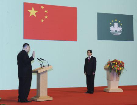 Chinese President Hu Jintao (R) administers as Fernando Chui Sai On (L) is sworn in as the Macao Special Administrative Region (SAR) Chief Executive in Macao SAR of south China on Dec. 20, 2009.(Xinhua/Li Xueren)