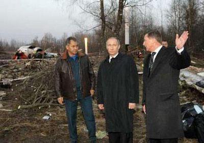 Russia's Prime Minister Vladimir Putin (C), Emergencies Minister Sergei Shoigu (L) and Deputy Prime Minister Sergei Ivanov visit the site of a Polish government Tupolev Tu-154 aircraft crash near Smolensk airport April 10, 2010. REUTERS/Ria Novosti/Pool/Alexei Nikolsky